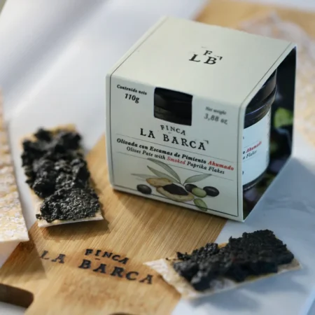 Sort olivenpuré med flager af røget paprika - 110 g 7 blød og cremet puré af sorte oliven med flager af røget paprika