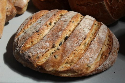 Skiver af dehydreret sort oliven - 100 gram 2 brød med Fint granulat af dehydreret tørret sort oliven